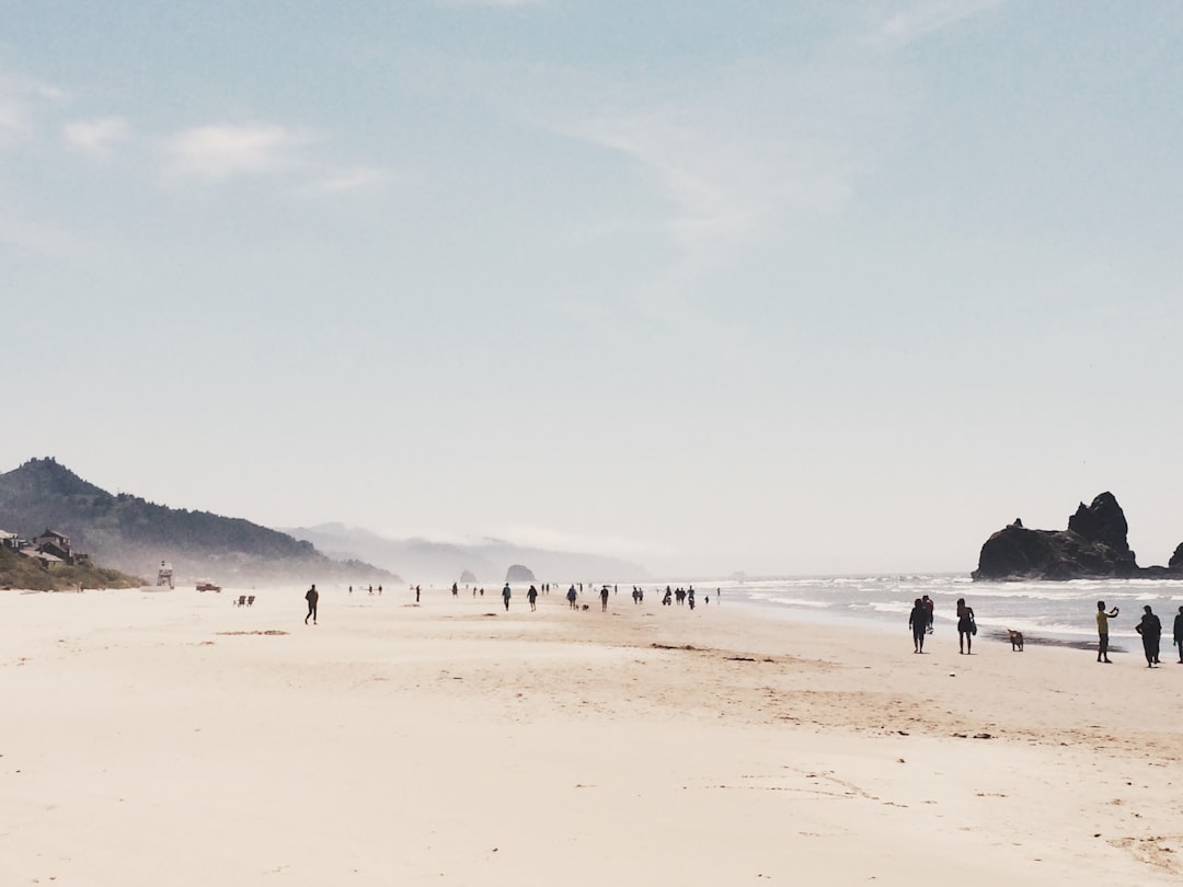 CAMINAR POR LA PLAYA: UN HÁBITO SALUDABLE QUE CONVIENE HACER BIEN